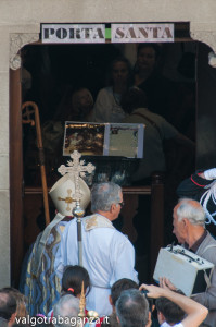Apertura Porta Santa Berceto (211) vescovo
